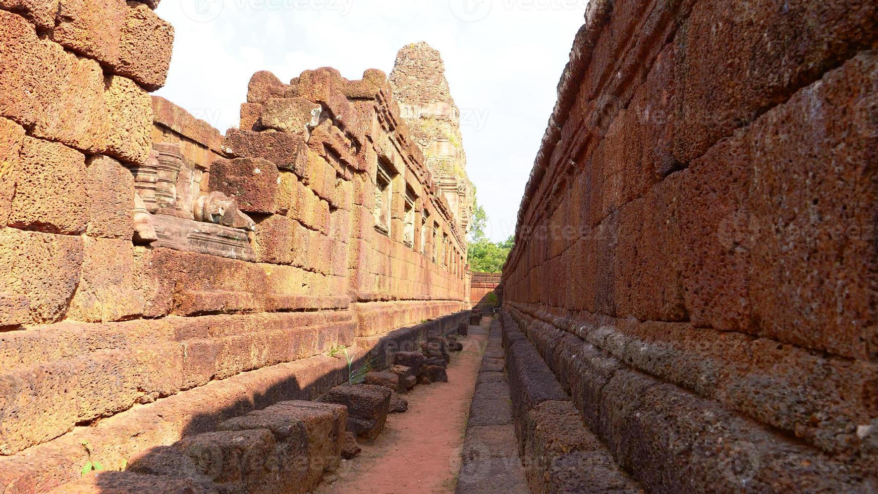 Steinfelsenwand an der alten buddhistischen Khmer-Ruine von Pre-Rup, Siem Reap foto