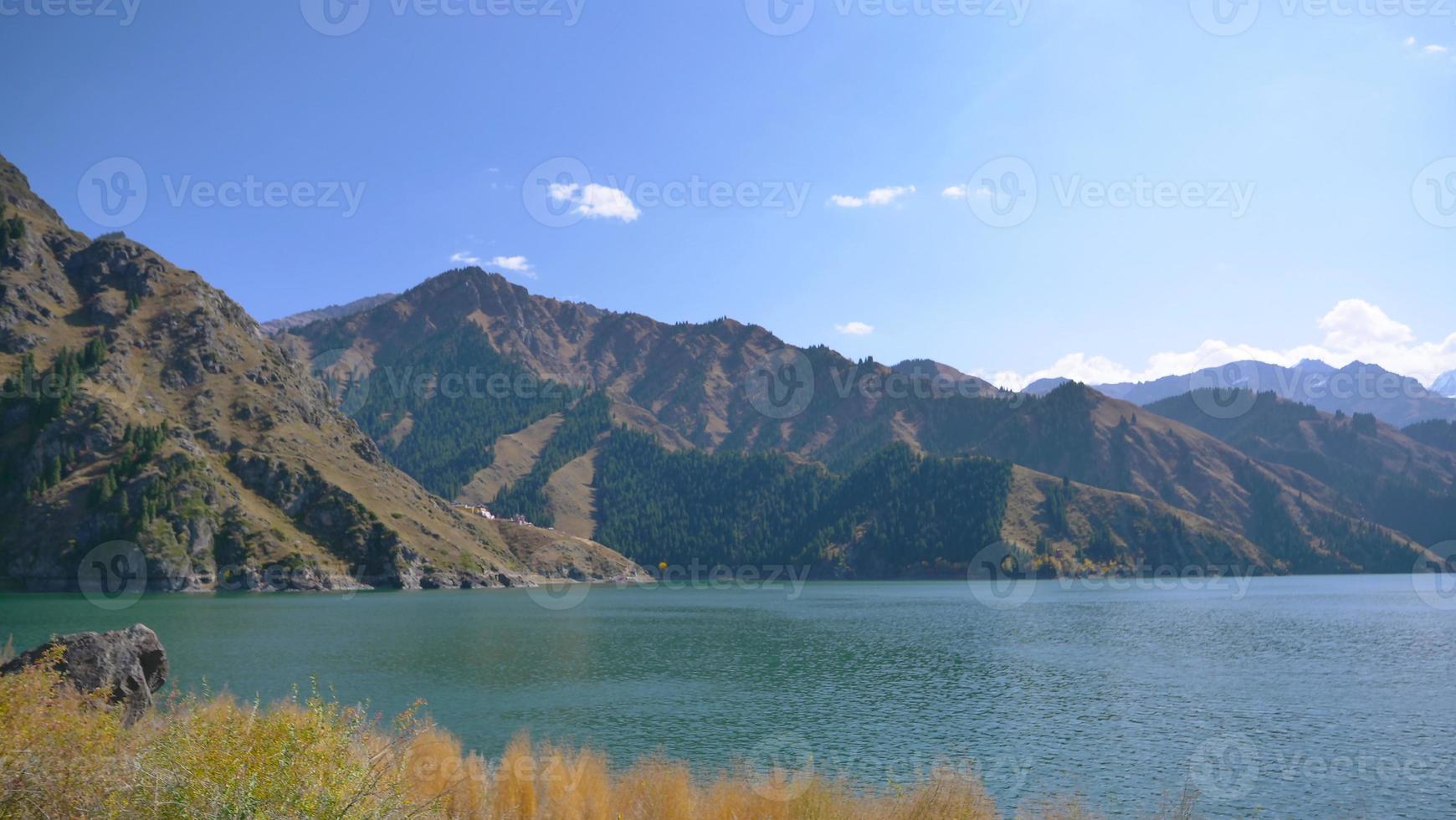 Himmelssee der himmlischen Berge in Xinjiang China. foto