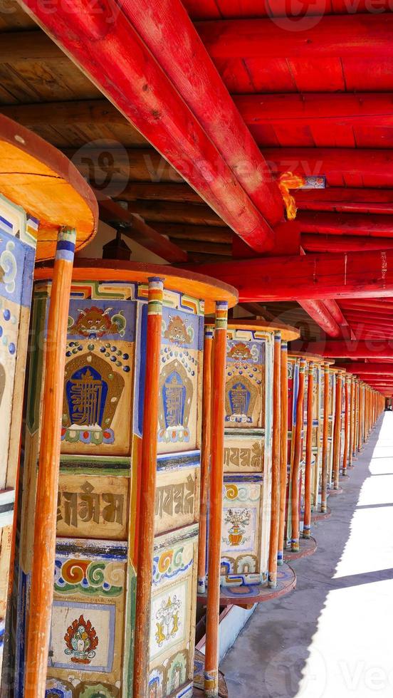 Gebetsmühle in Arou da Tempel in Qinghai China. foto