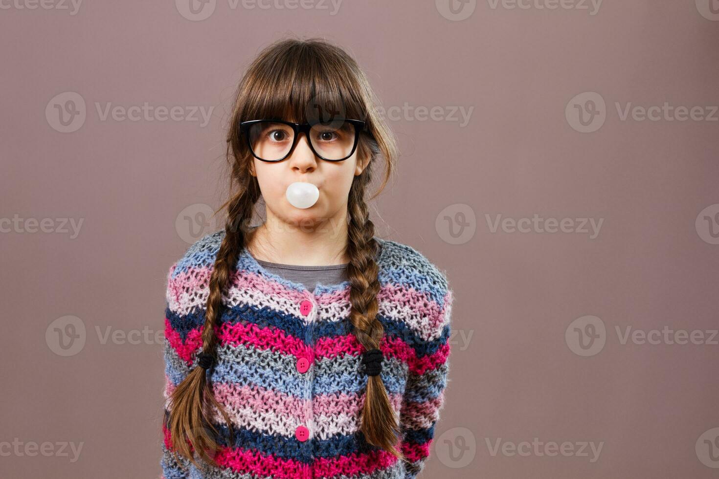 wenig nerdig Mädchen weht Blase Gummi foto