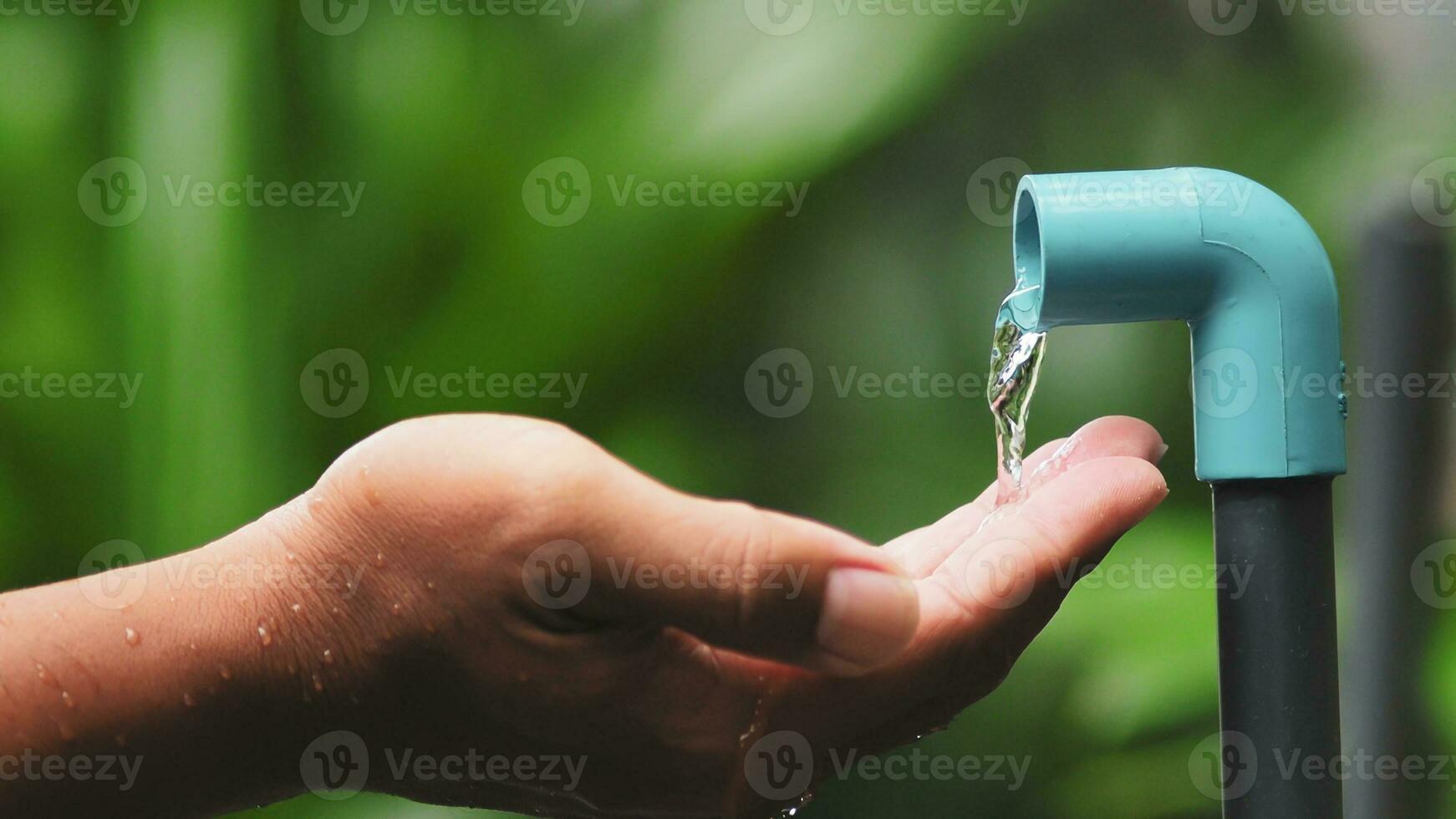 Konzept von Wasser Mangel, Wasser Krise, Trockenheit, global Erwärmen Wirkung. Wasser Rohre mit wenig Wasser fließen foto