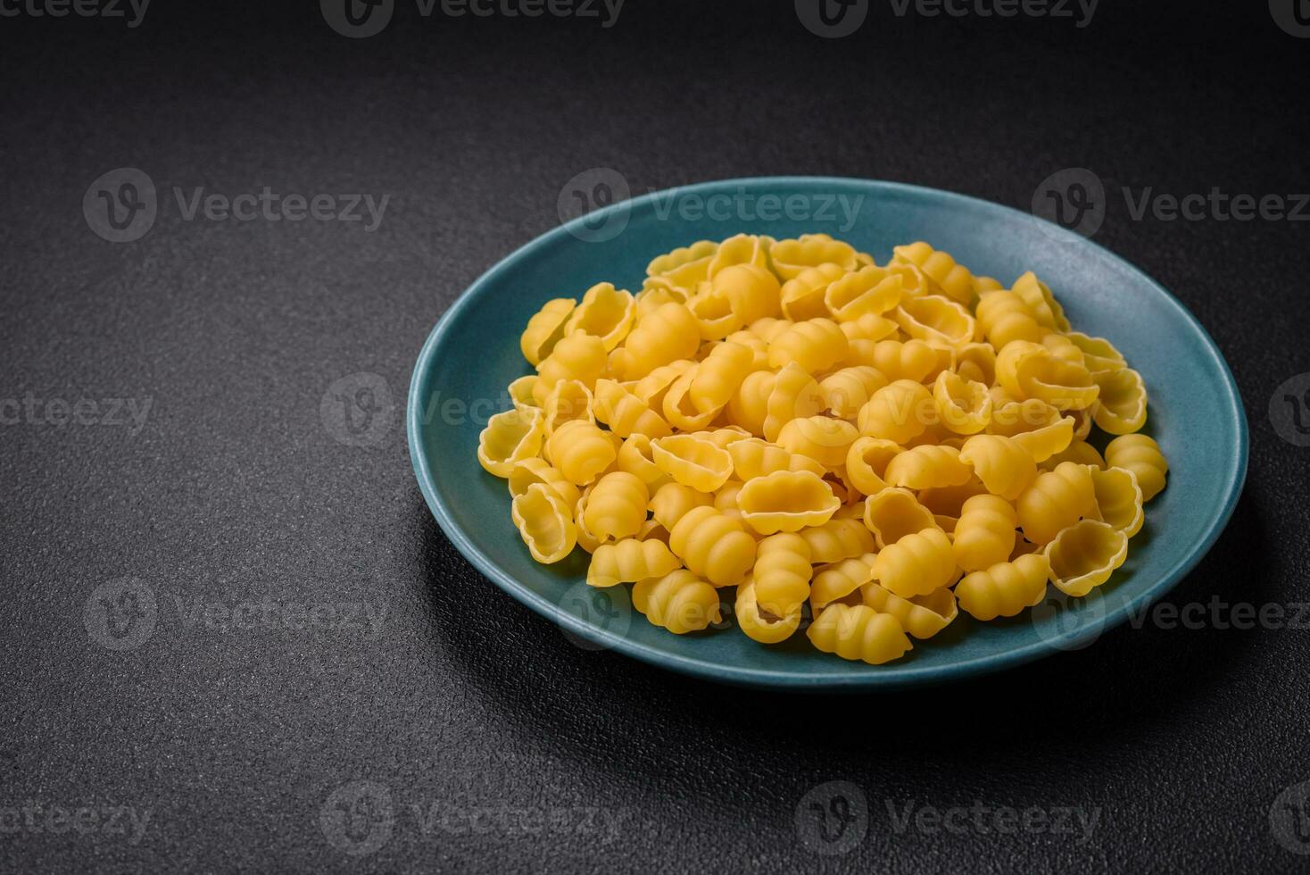 roh Durum Weizen Gnocchi Pasta mit Salz- und Gewürze im ein Keramik Teller foto