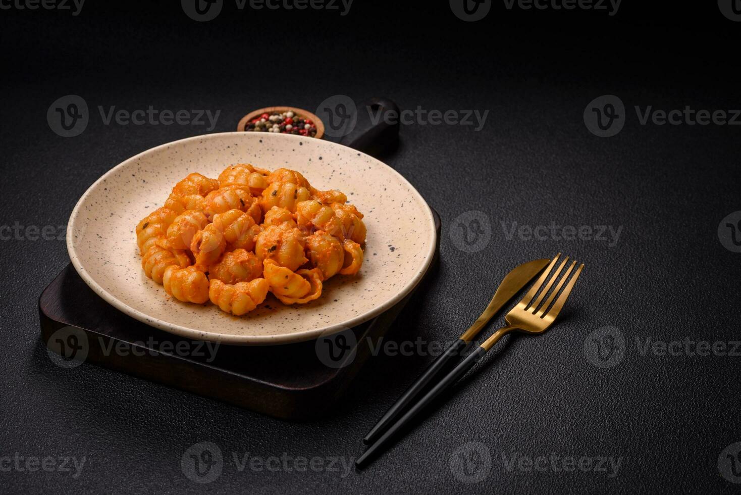 köstlich frisch Pasta mit Pesto Soße, Salz, Gewürze und Kräuter auf ein Keramik Teller foto