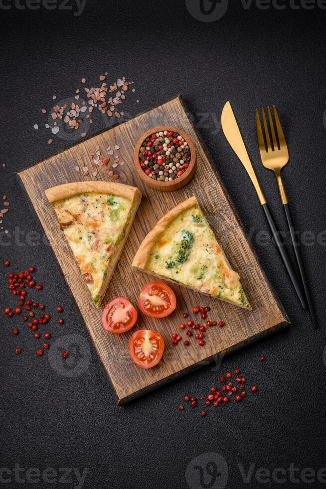 köstlich Quiche mit Brokkoli, Käse, Huhn, Gewürze und Kräuter foto