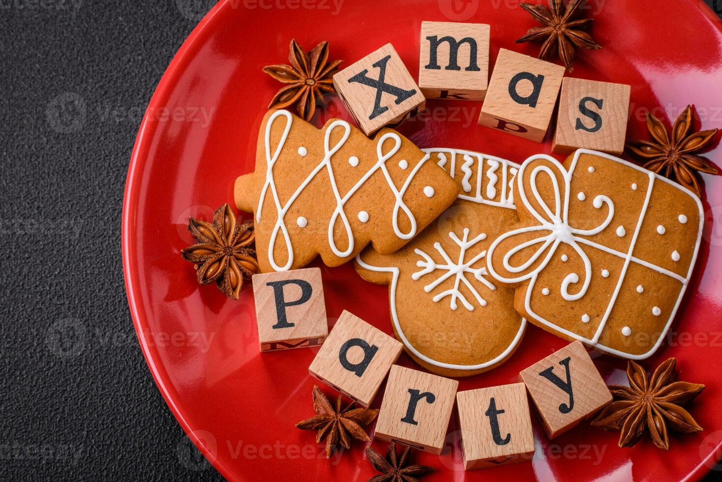 Weihnachten Party Inschrift mit hölzern Würfel auf ein dunkel Beton Hintergrund foto