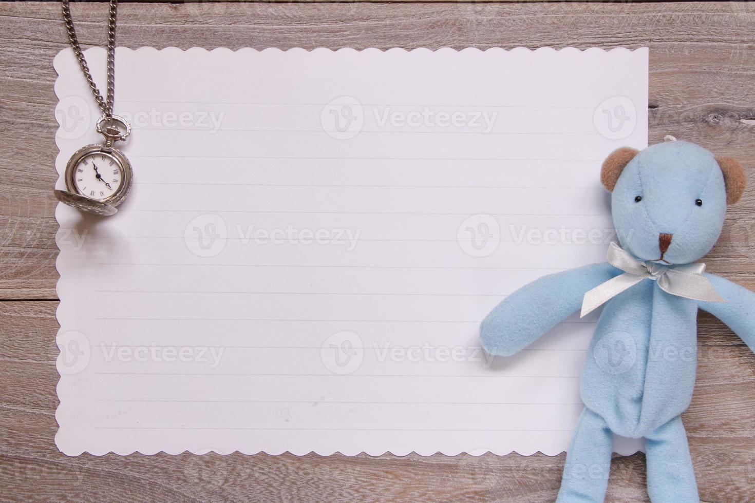 Holzbrett Tisch weißes Briefpapier blauer Bär Puppe Taschenuhr foto