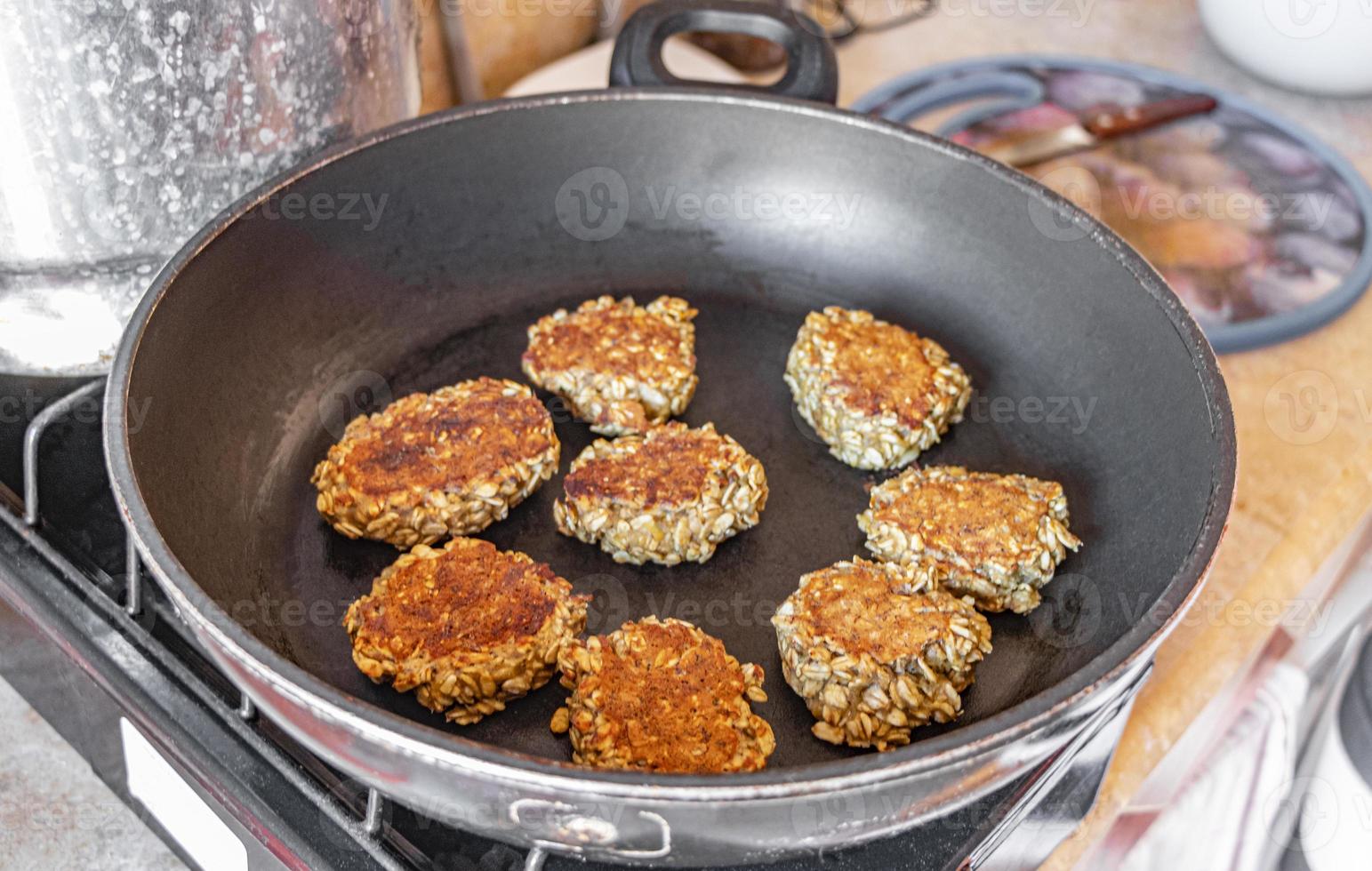 vegane gesunde Haferkekse in der Pfanne foto