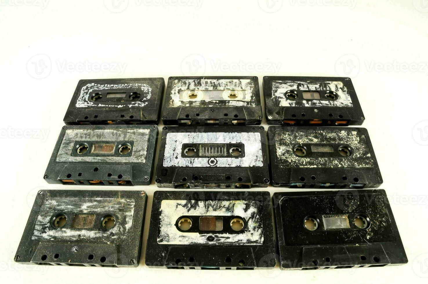 ein Gruppe von neun Kassette Bänder auf ein Weiß Oberfläche foto