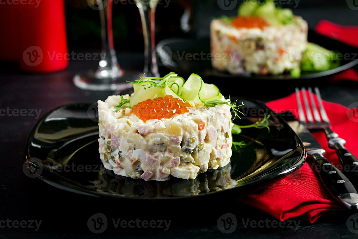Weihnachten Tabelle Einstellung. traditionell Russisch Salat Olivier. Neu Jahr Salat. festlich Salat. foto