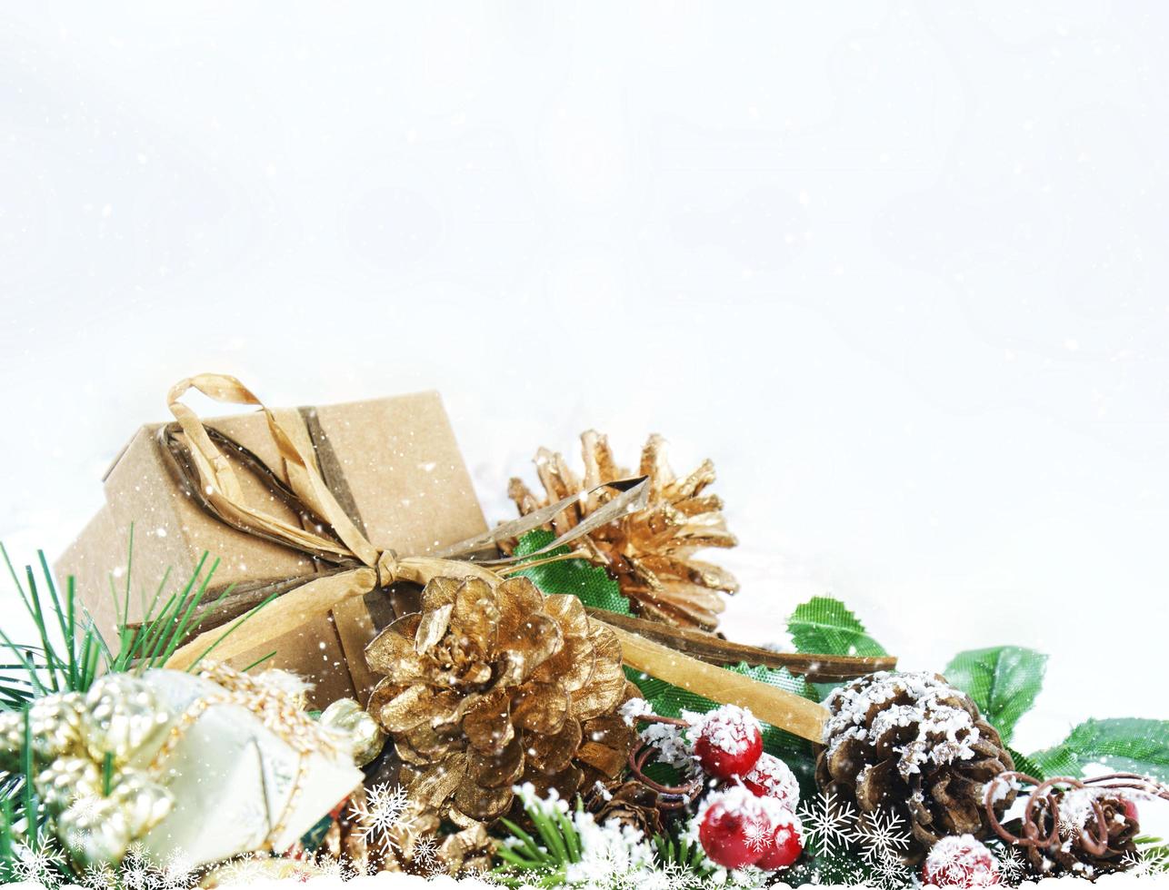 Weihnachtshintergrund mit Shabby Chic Geschenk in Dekorationen foto