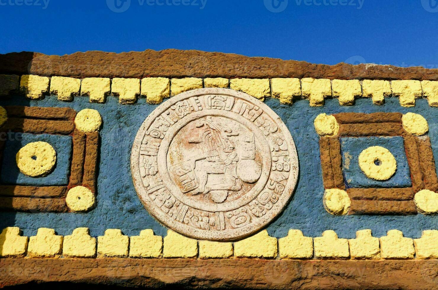 das aztekisch Symbol auf das Mauer von ein Gebäude foto