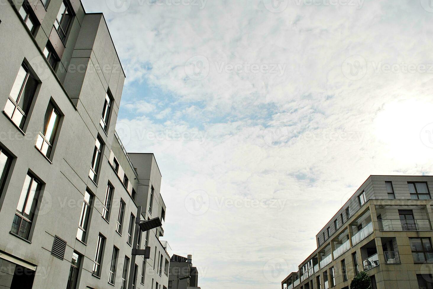 Marke Neu Wohnung Gebäude auf sonnig Tag. modern Wohn die Architektur. modern Mehrfamilienhaus Wohnung Haus. foto