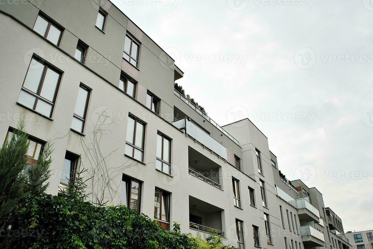 Marke Neu Wohnung Gebäude auf sonnig Tag. modern Wohn die Architektur. modern Mehrfamilienhaus Wohnung Haus. foto