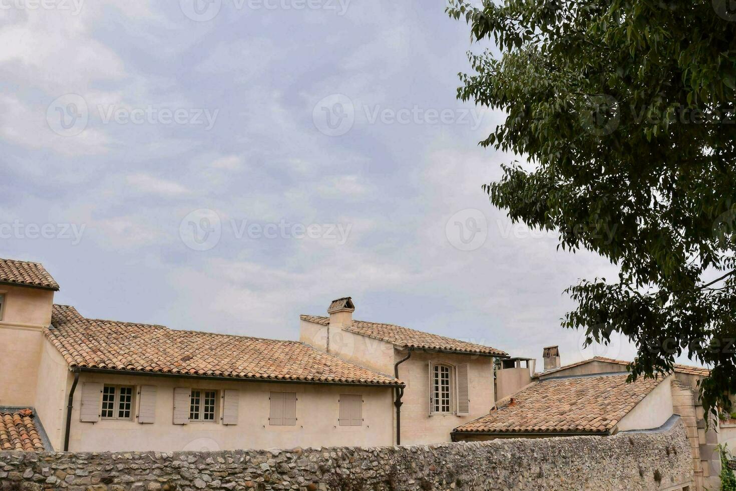 das Stein Wände von das alt Stadt, Dorf von Provence foto