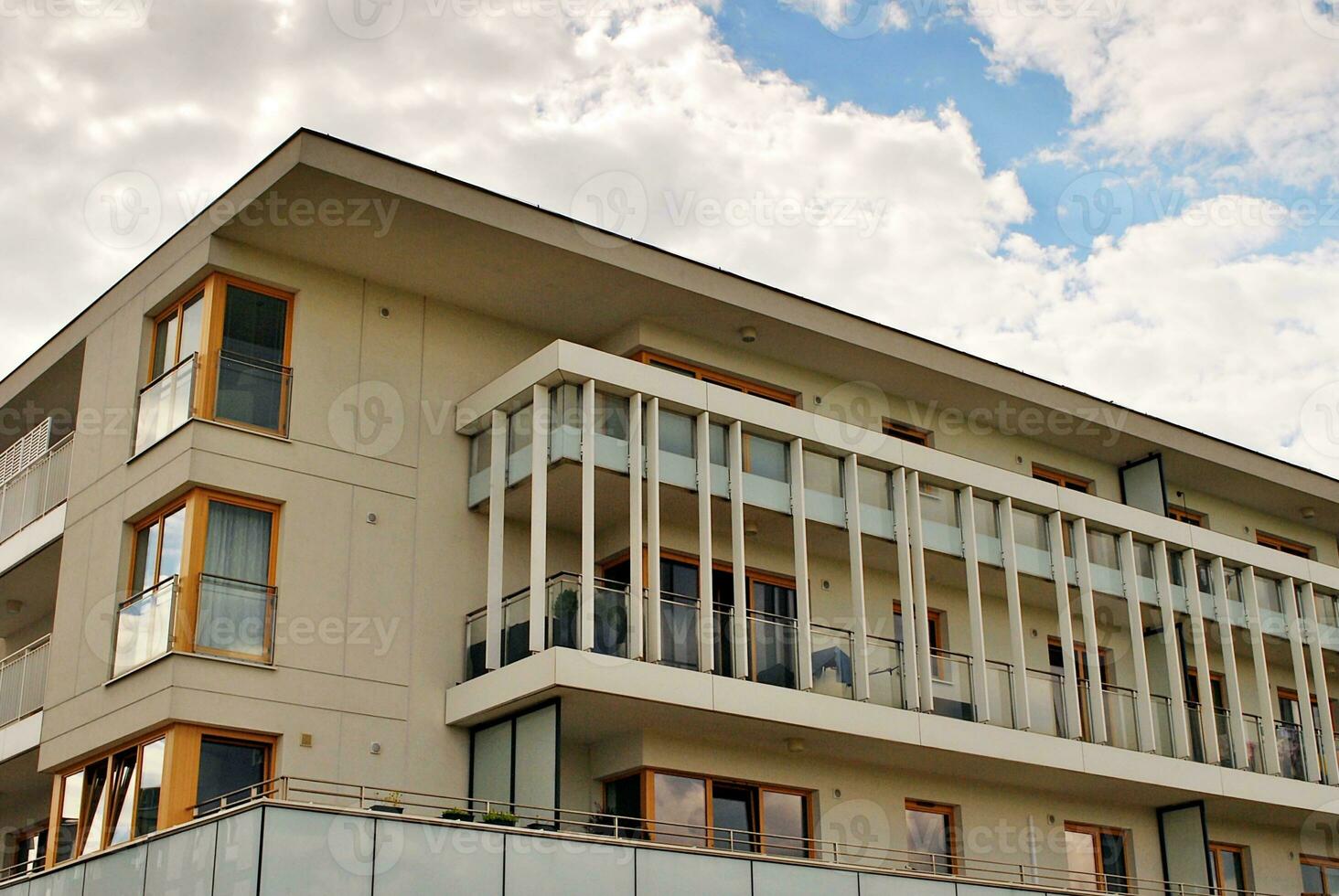 modern Wohnung Gebäude im sonnig Tag. Außen, Wohn Haus Fassade. foto