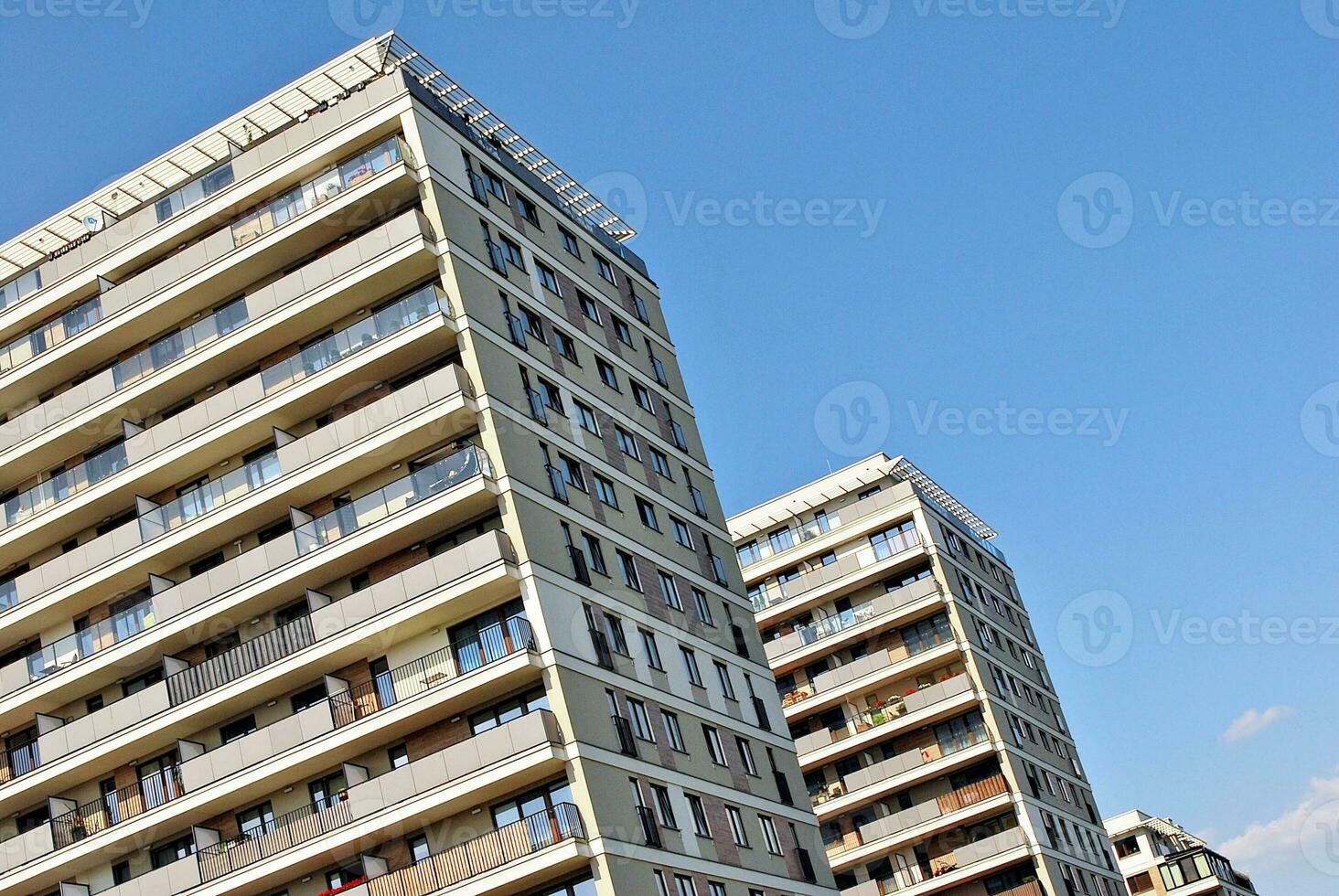 modern Wohnung Gebäude im sonnig Tag. Außen, Wohn Haus Fassade. foto