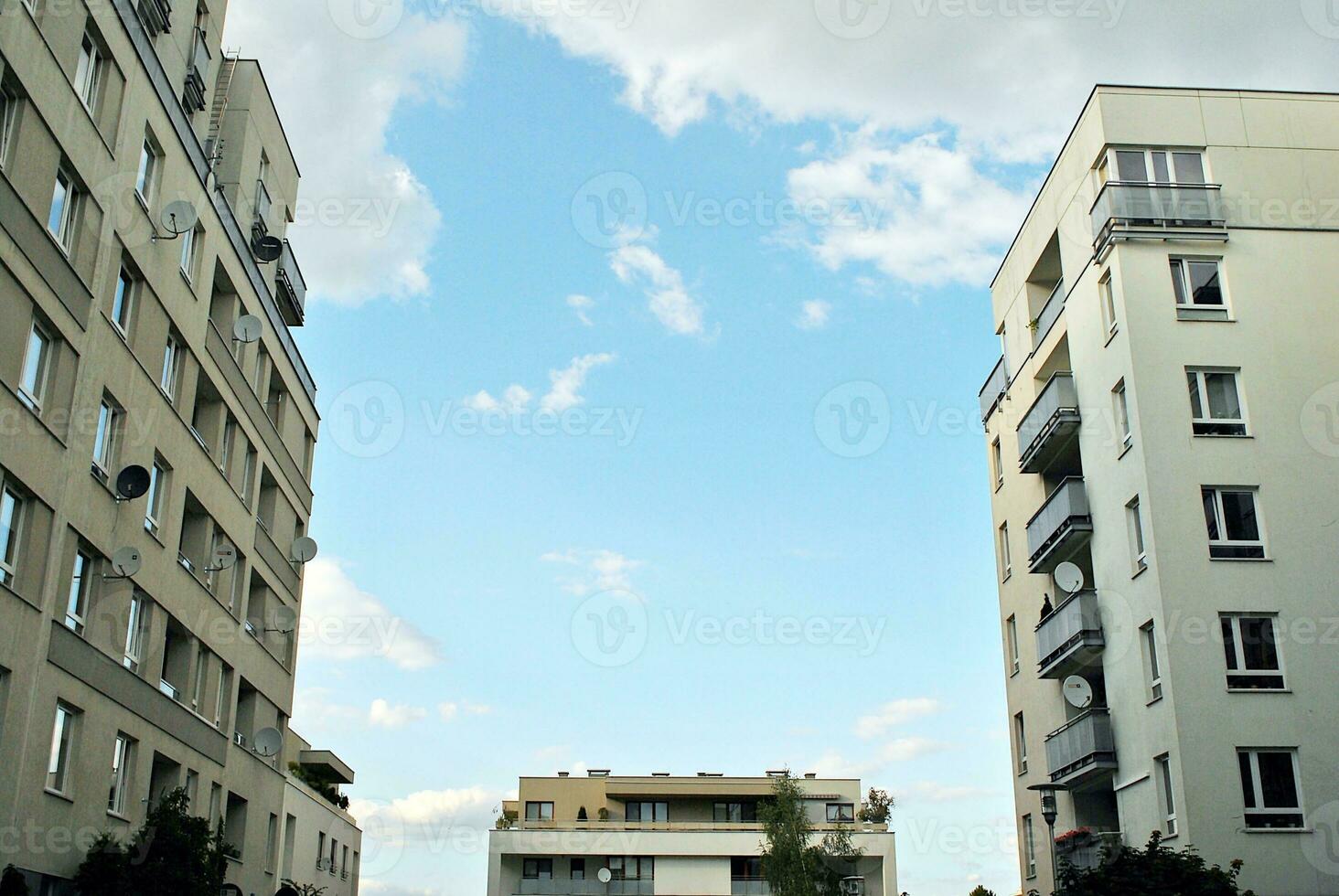 modern Wohnung Gebäude im sonnig Tag. Außen, Wohn Haus Fassade. foto