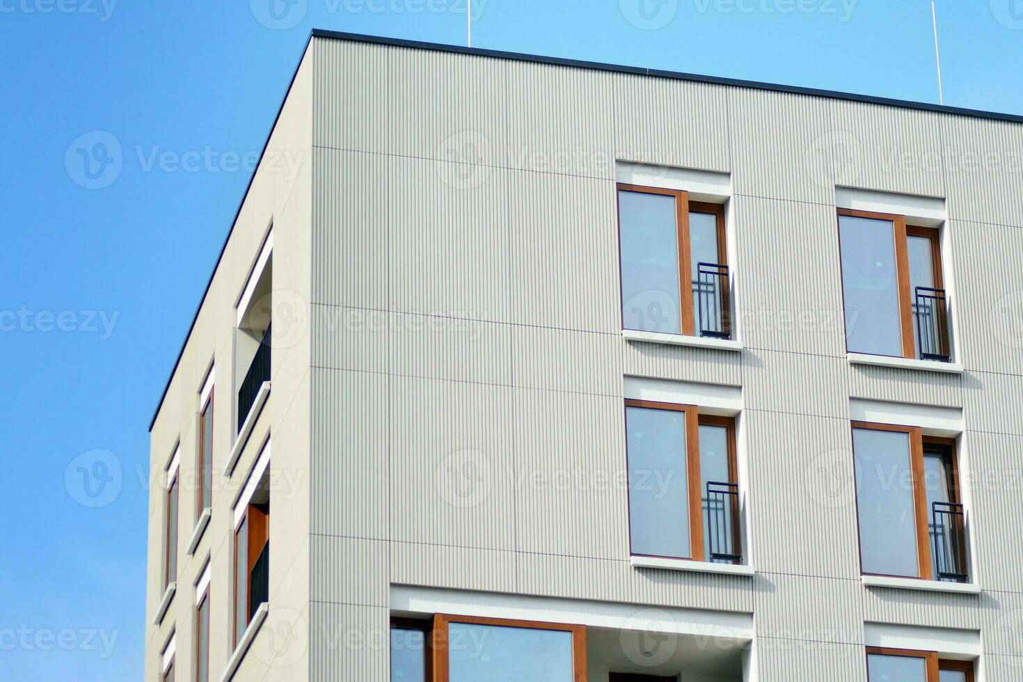 neues Mehrfamilienhaus mit Glasbalkonen. moderne architekturhäuser am meer. große Verglasung an der Fassade des Gebäudes. foto