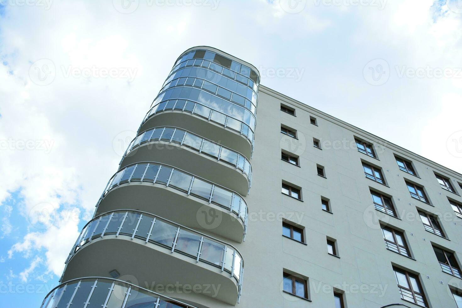 Marke Neu Wohnung Gebäude auf sonnig Tag. modern Wohn die Architektur. modern Mehrfamilienhaus Wohnung Haus. foto