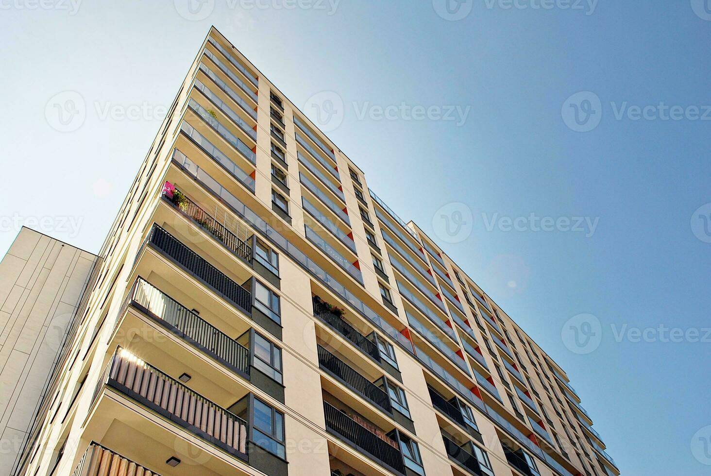 Marke Neu Wohnung Gebäude auf sonnig Tag. modern Wohn die Architektur. modern Mehrfamilienhaus Wohnung Haus. foto