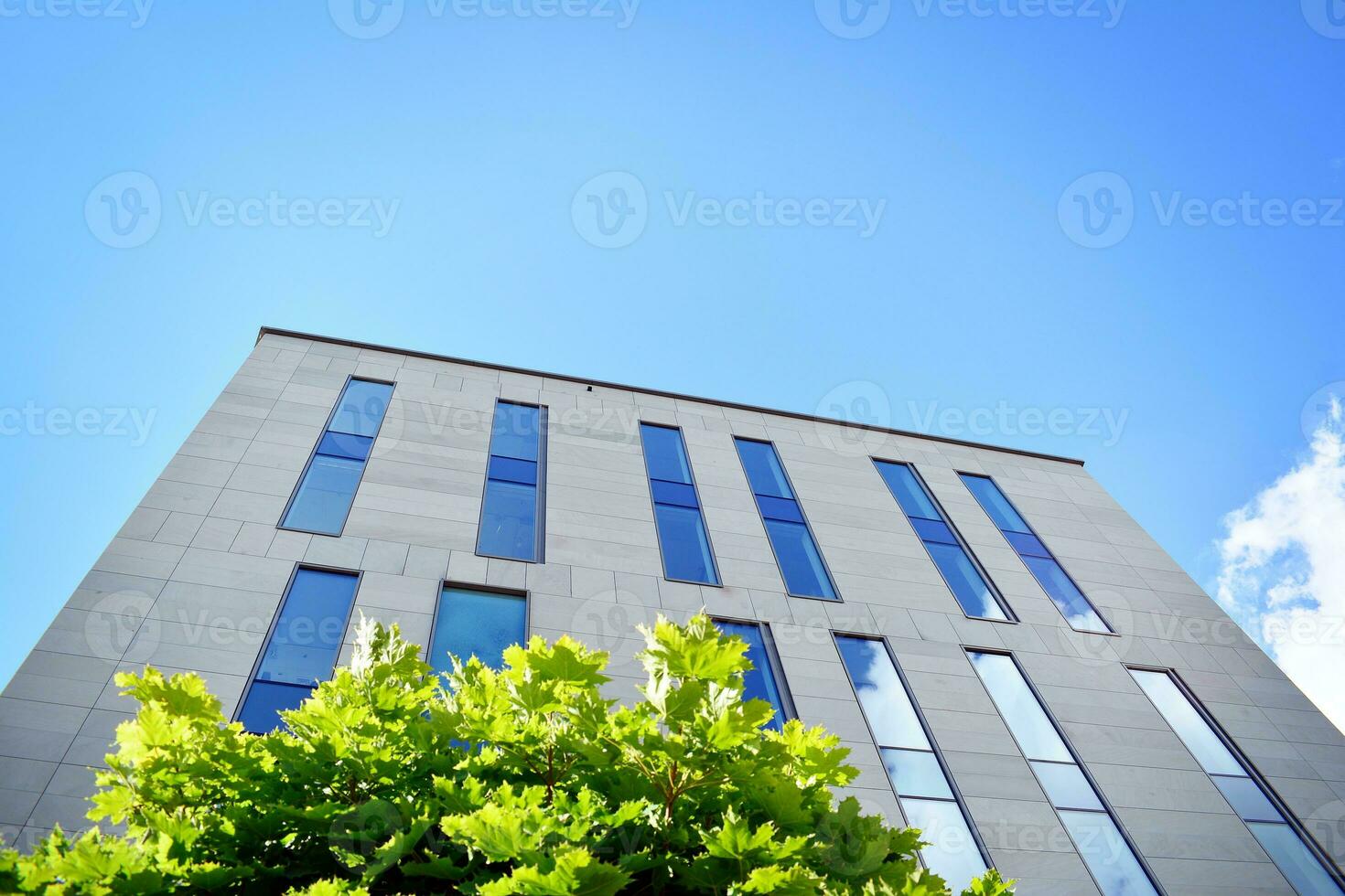 modern Büro Gebäude im das Stadt mit Fenster und Stahl und Aluminium Paneele Mauer. zeitgenössisch kommerziell die Architektur, Vertikale konvergieren geometrisch Linien. foto