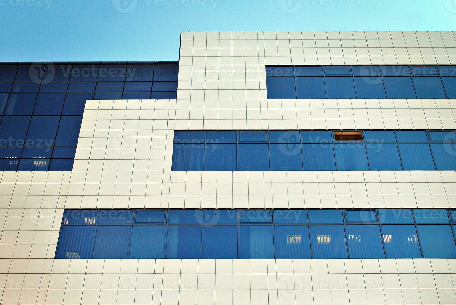 Glas Gebäude mit transparent Fassade von das Gebäude und Blau Himmel. strukturell Glas Mauer reflektieren Blau Himmel. abstrakt modern die Architektur Fragment. zeitgenössisch architektonisch Hintergrund. foto