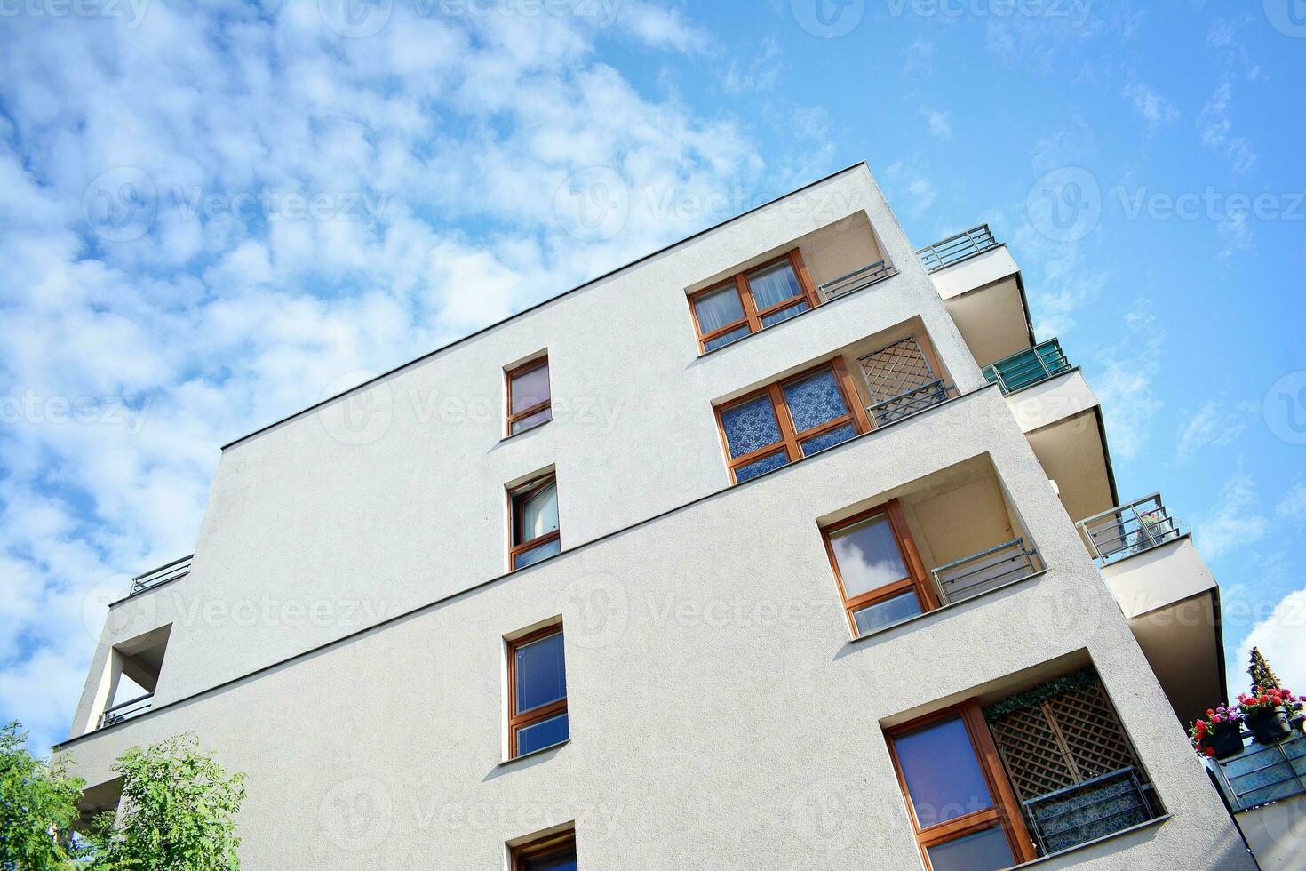 Marke Neu Wohnung Gebäude auf sonnig Tag. modern Wohn die Architektur. modern Mehrfamilienhaus Wohnung Haus. foto