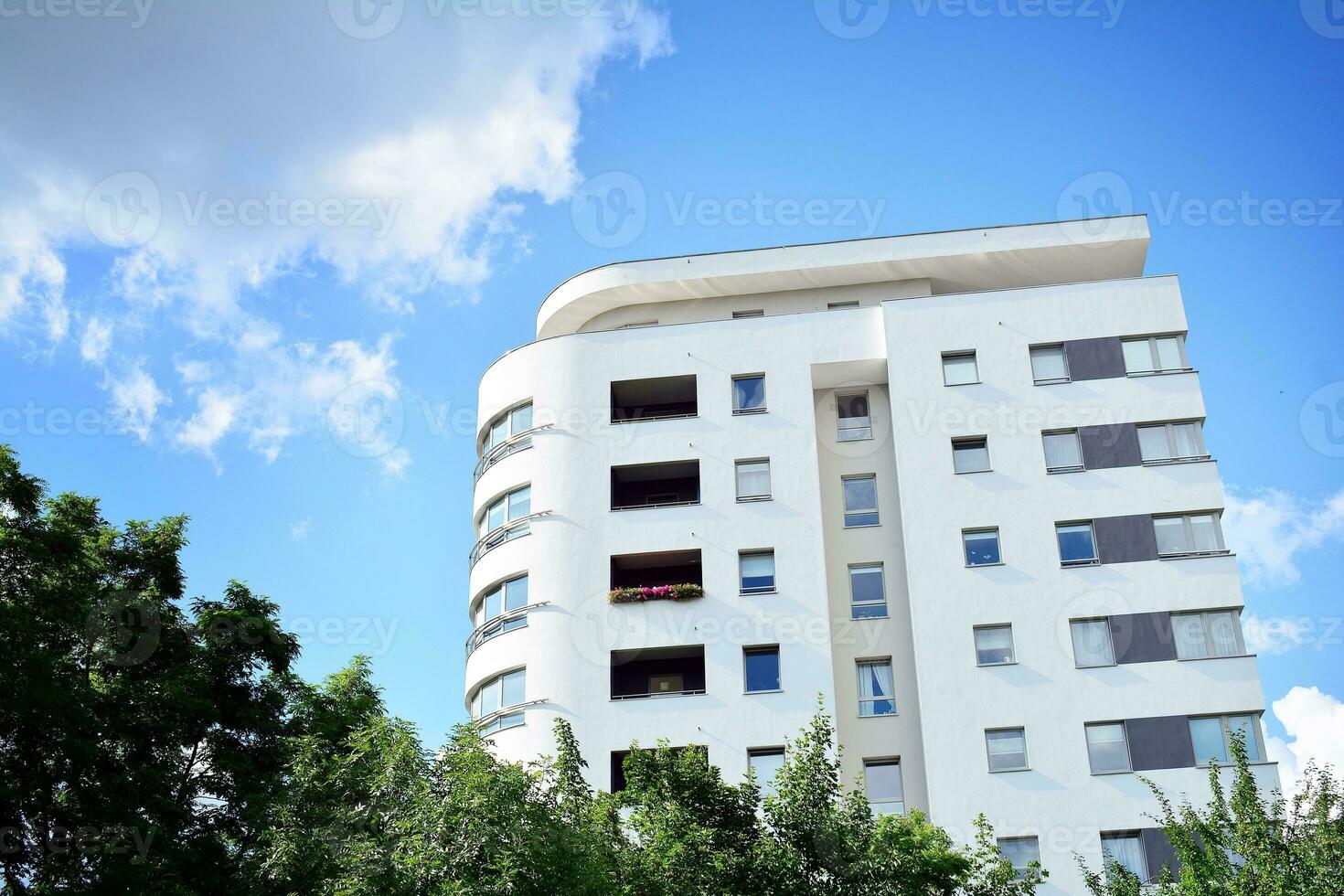 Marke Neu Wohnung Gebäude auf sonnig Tag. modern Wohn die Architektur. modern Mehrfamilienhaus Wohnung Haus. foto