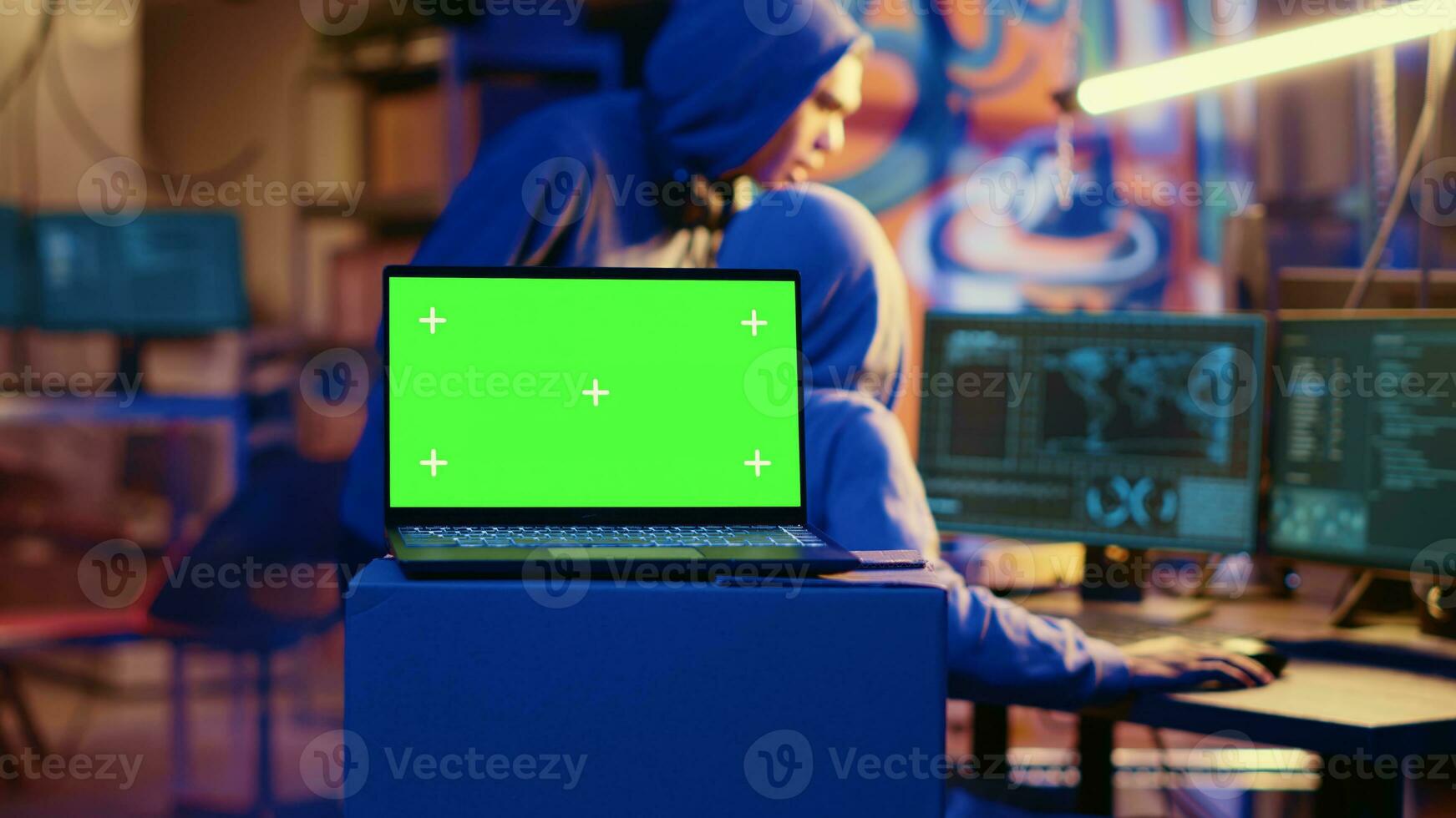 Grün Bildschirm Laptop im Bunker mit Graffiti Wände links hinter durch Hacker zu Handlung wie Köder. Attrappe, Lehrmodell, Simulation Gerät Laufen Skript pingen falsch Ort zu Cyberkriminelle Gesetz Durchsetzung jagen Sie foto
