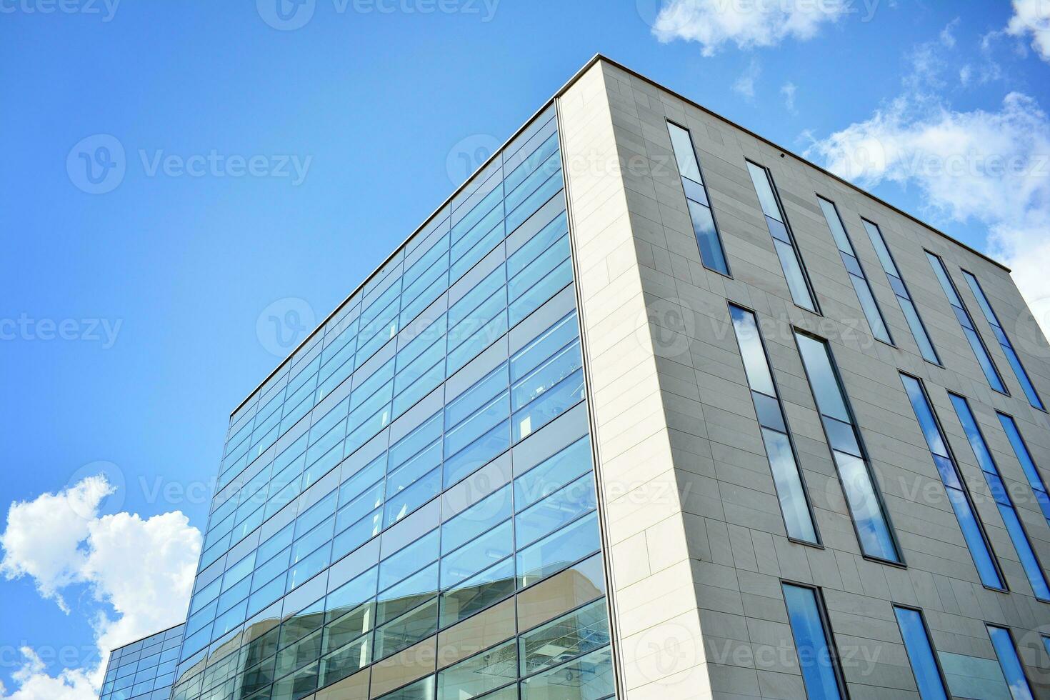 Glas Gebäude mit transparent Fassade von das Gebäude und Blau Himmel. strukturell Glas Mauer reflektieren Blau Himmel. abstrakt modern die Architektur Fragment. zeitgenössisch architektonisch Hintergrund. foto