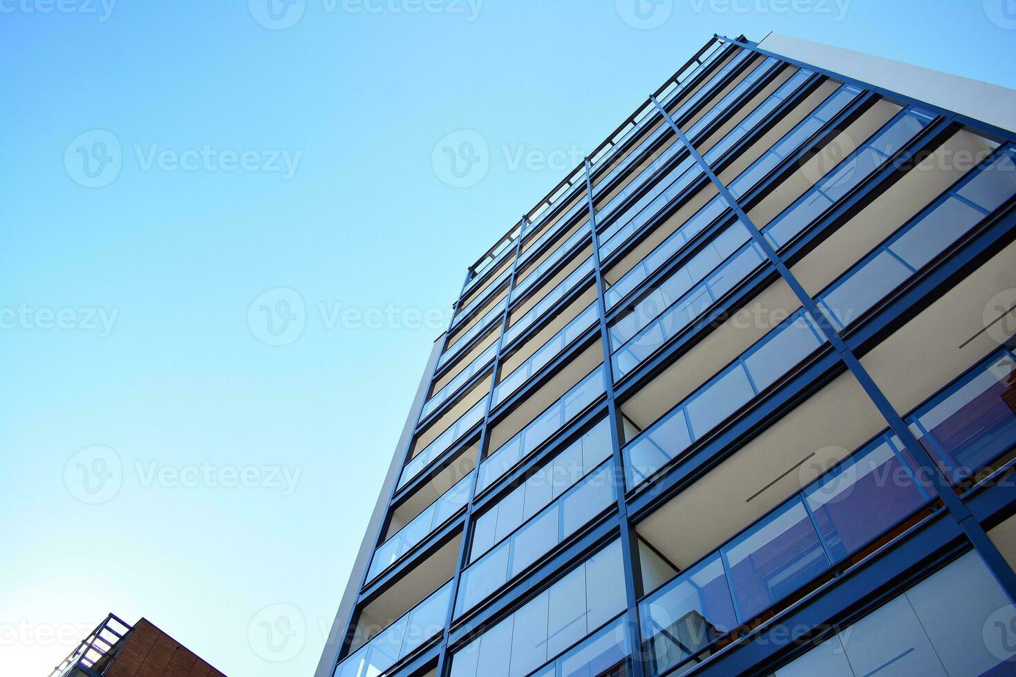 modern Wohnung Gebäude im sonnig Tag. Außen, Wohn Haus Fassade. foto