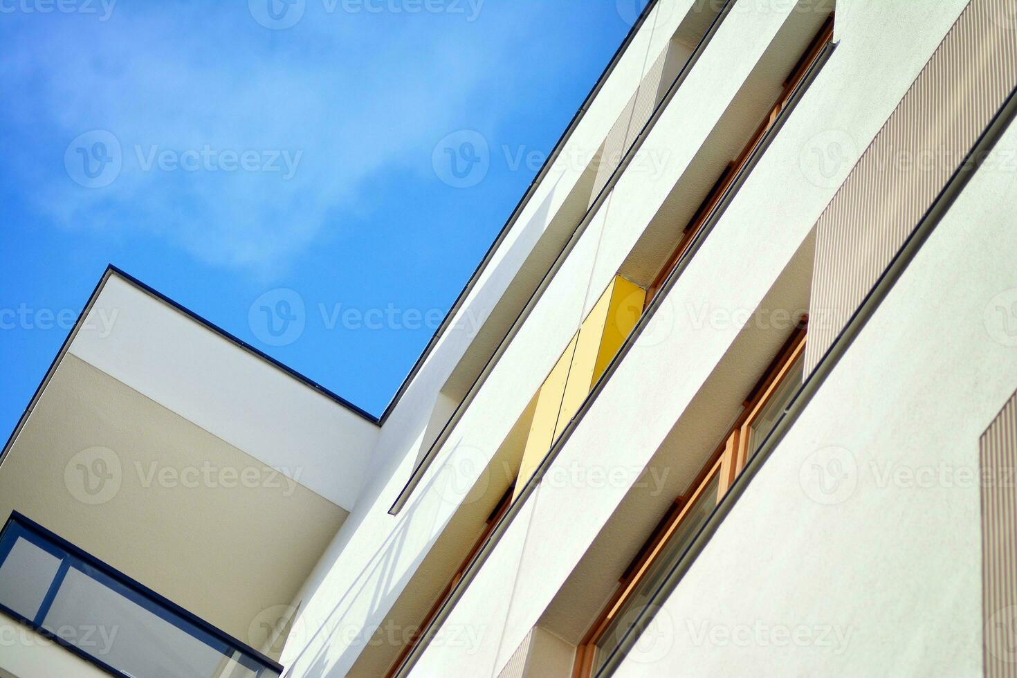 modern Wohnung Gebäude im sonnig Tag. Außen, Wohn Haus Fassade. foto