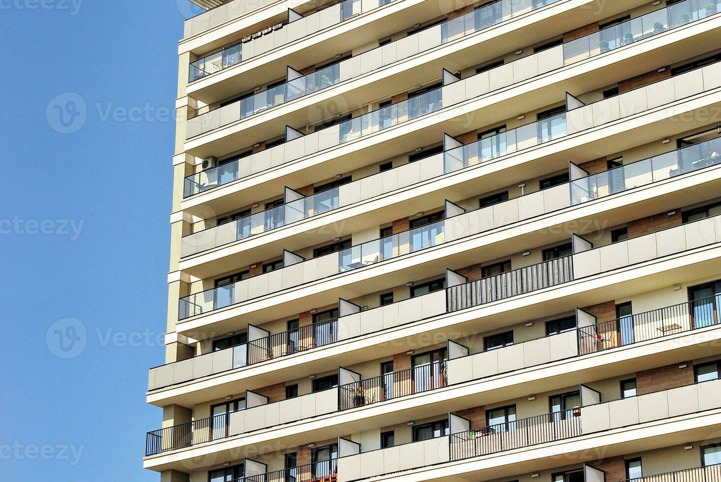 modern Wohnung Gebäude im sonnig Tag. Außen, Wohn Haus Fassade. foto