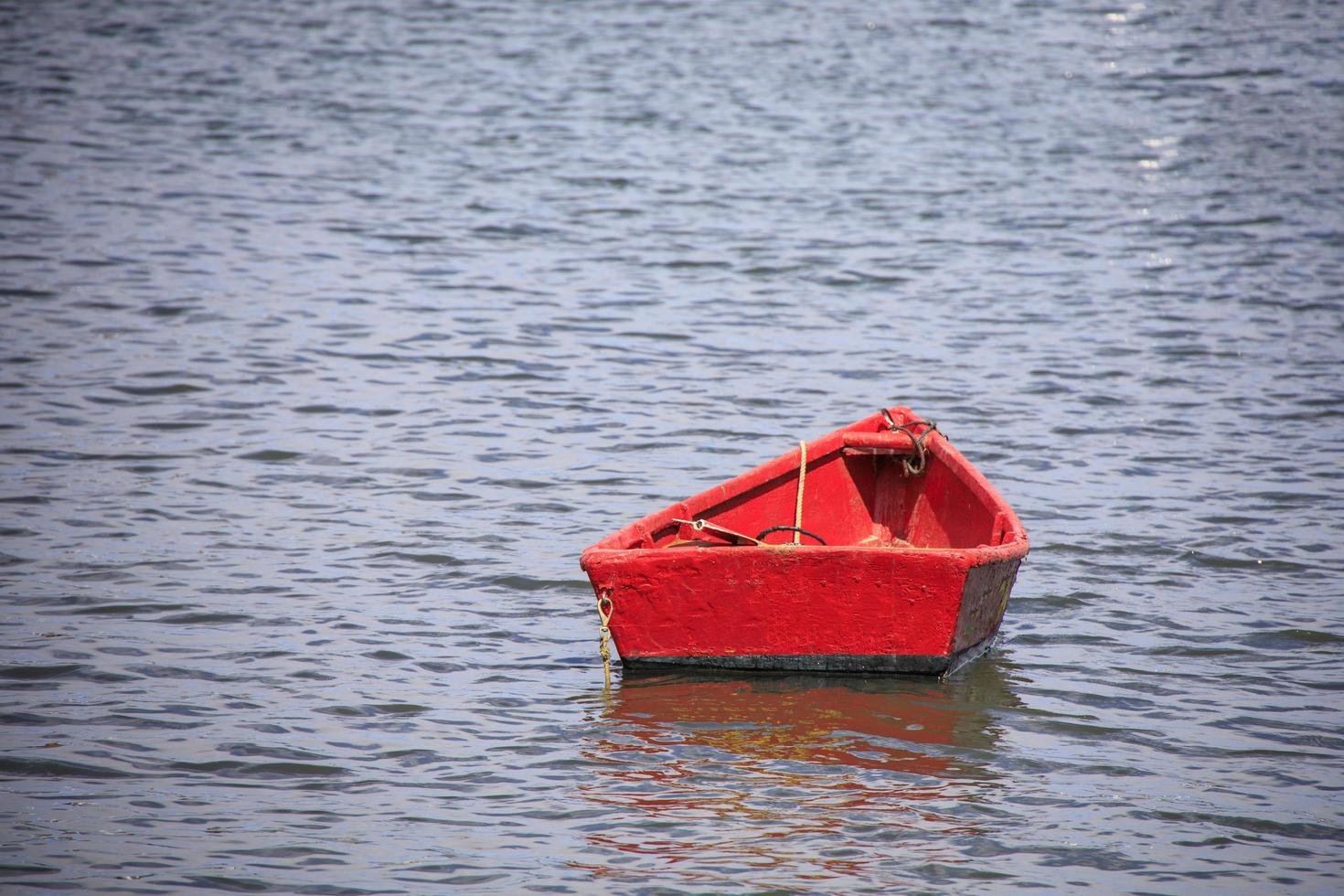 Holzboote in der Nähe eines Docks im Hafen foto