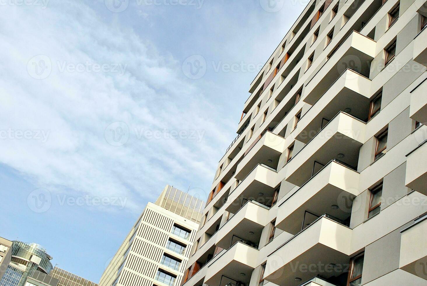 modern Wohnung Gebäude im sonnig Tag. Außen, Wohn Haus Fassade. foto