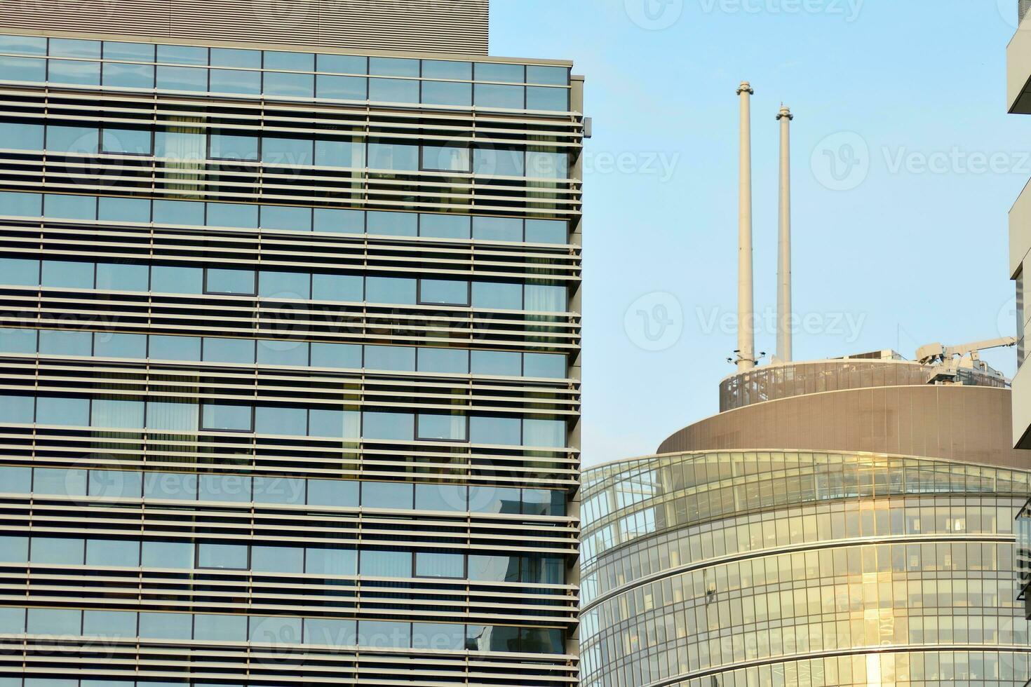 Glas Gebäude mit transparent Fassade von das Gebäude und Blau Himmel. strukturell Glas Mauer reflektieren Blau Himmel. abstrakt modern die Architektur Fragment. zeitgenössisch architektonisch Hintergrund. foto