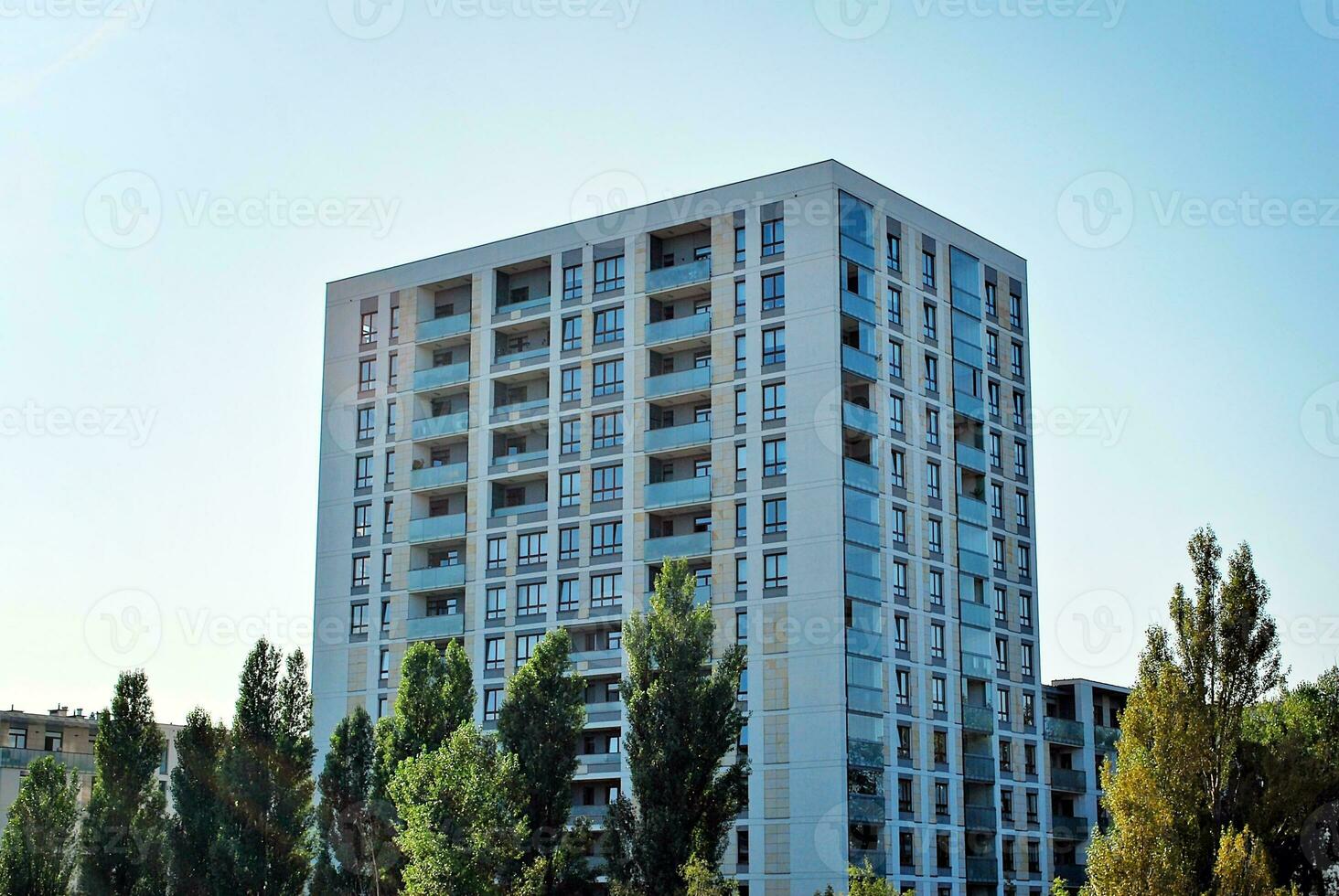 modern Wohnung Gebäude im sonnig Tag. Außen, Wohn Haus Fassade. foto