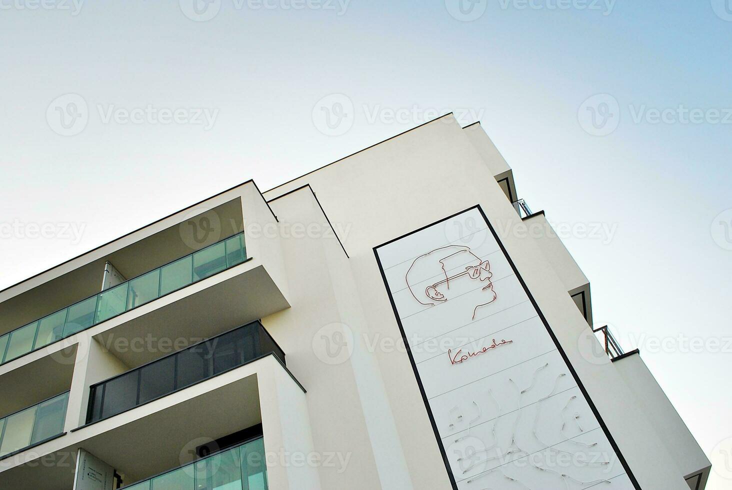 modern Wohnung Gebäude im sonnig Tag. Außen, Wohn Haus Fassade. foto