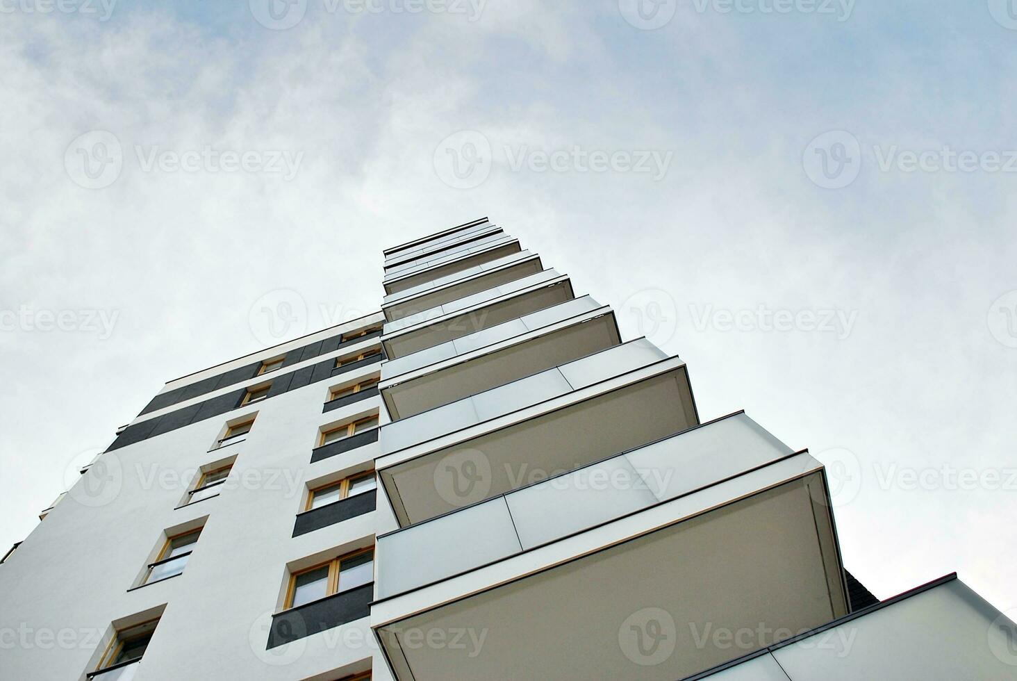 neues Mehrfamilienhaus mit Glasbalkonen. moderne architekturhäuser am meer. große Verglasung an der Fassade des Gebäudes. foto