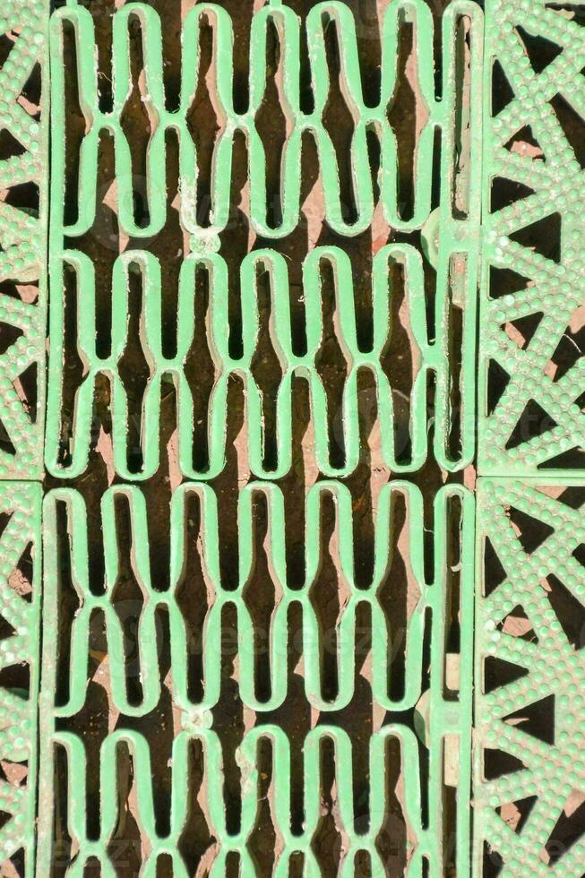 ein Grün Metall Gitter mit ein Muster foto