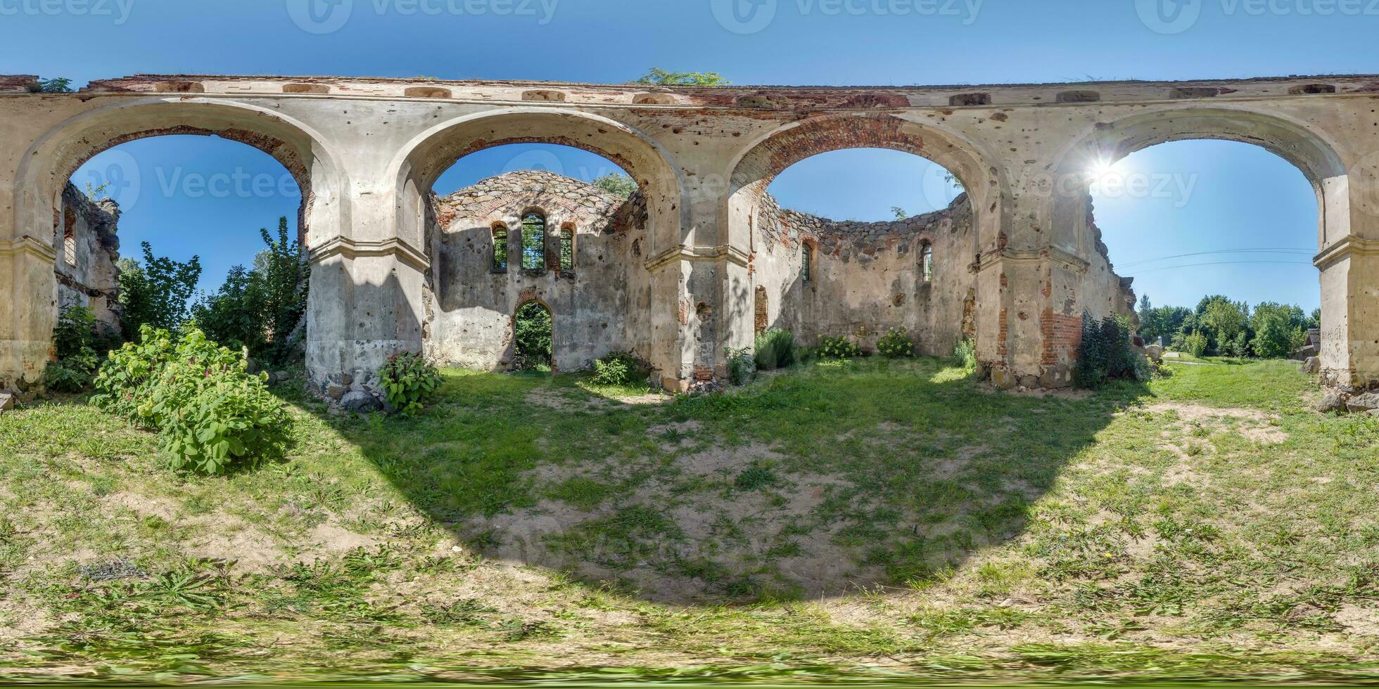 voll nahtlos kugelförmig hdri 360 Panorama Innerhalb ruiniert verlassen Kirche mit Bögen ohne Dach im gleichwinklig Projektion mit Zenit und Nadir, bereit zum vr virtuell Wirklichkeit Inhalt foto