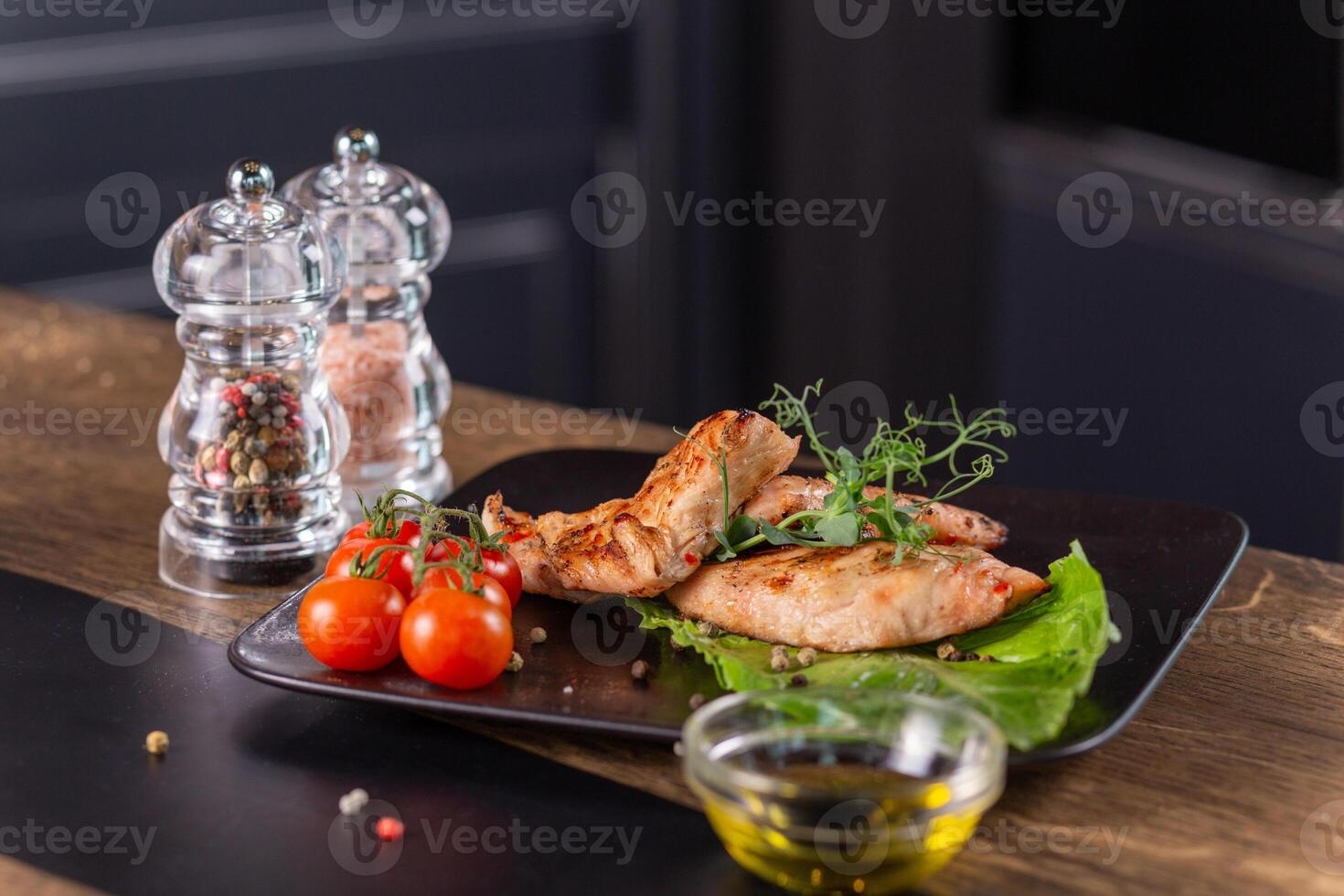 gebraten Hähnchen Brust mit Kräuter und Tomaten foto