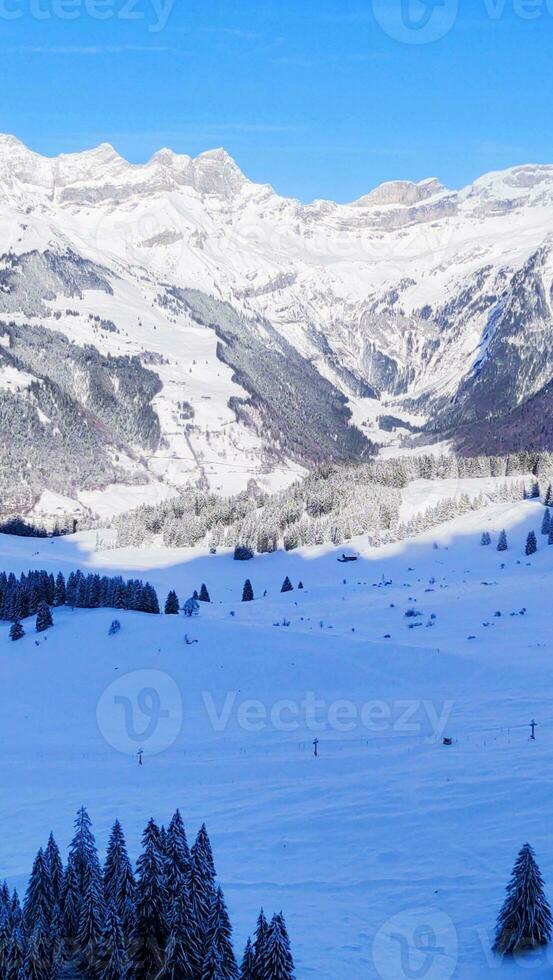 kostenlos Foto hoch Winkel Schuss von ein schön Berg Angebot bedeckt mit Schnee unter das Blau Himmel