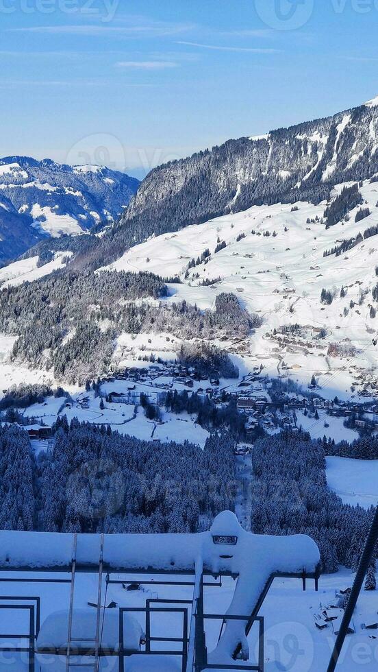 kostenlos Foto hoch Winkel Schuss von ein schön Berg Angebot bedeckt mit Schnee unter das Blau Himmel