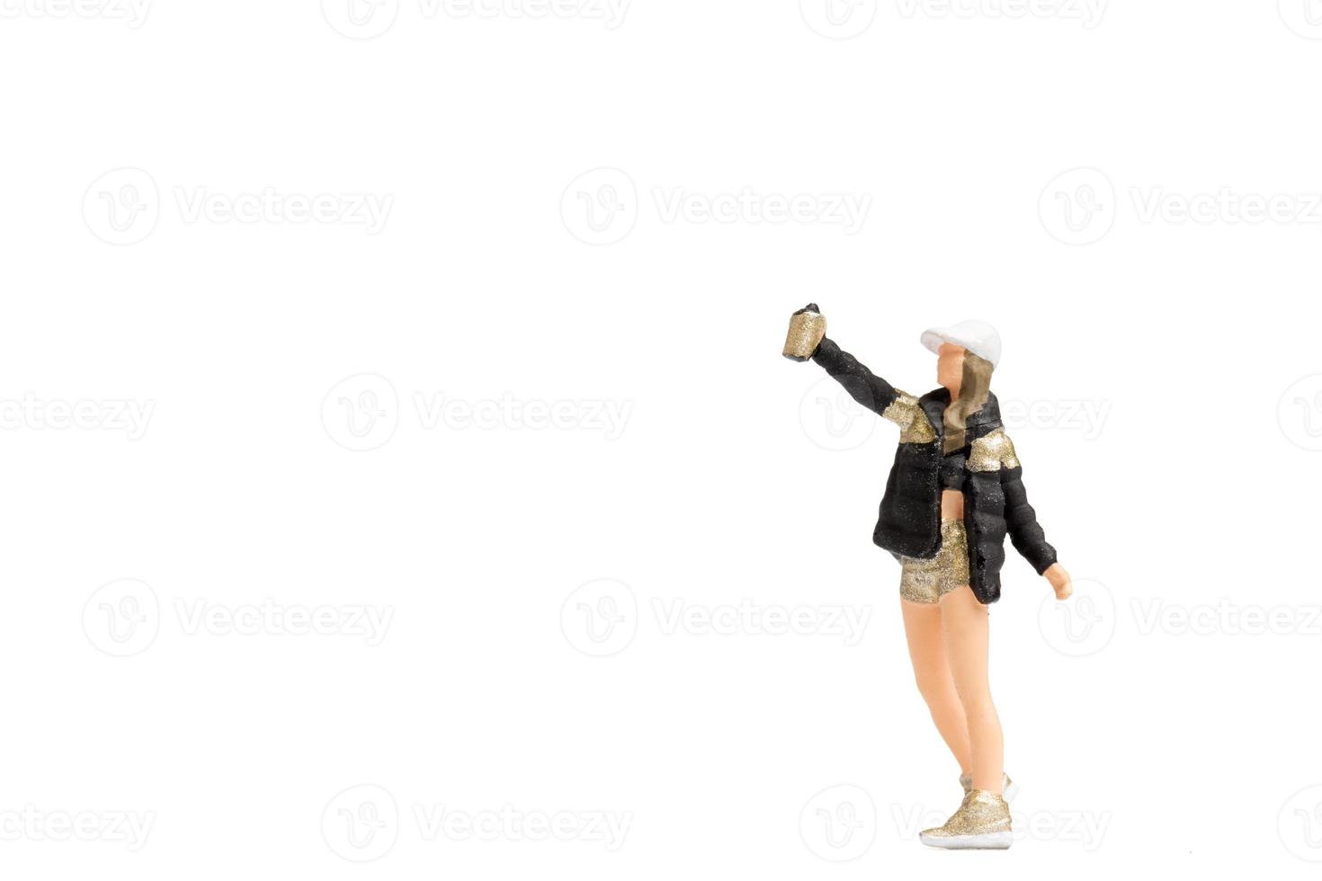 Miniaturmenschen Teenager, die Farbe aus der Dose auf weißem Hintergrund sprühen foto