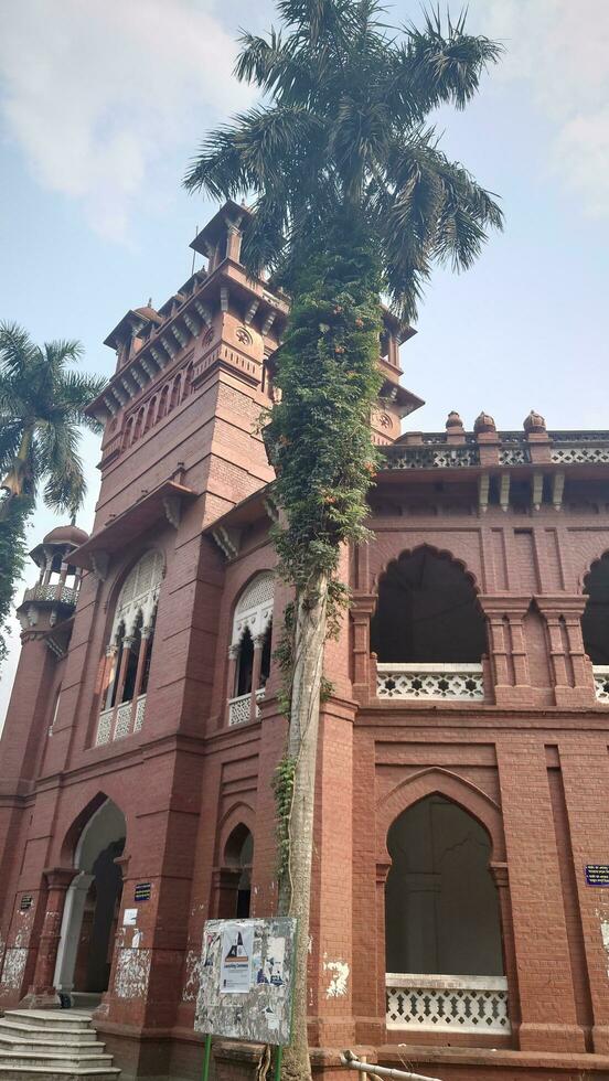 Dhaka Universität ist gelegen im dhaka, Bangladesch. aparajeyo Bangla ist ein Skulptur Gedenken das 1971 Bangladesch Befreiung Krieg. es ist gelegen auf das Dhaka Universität Campus. foto