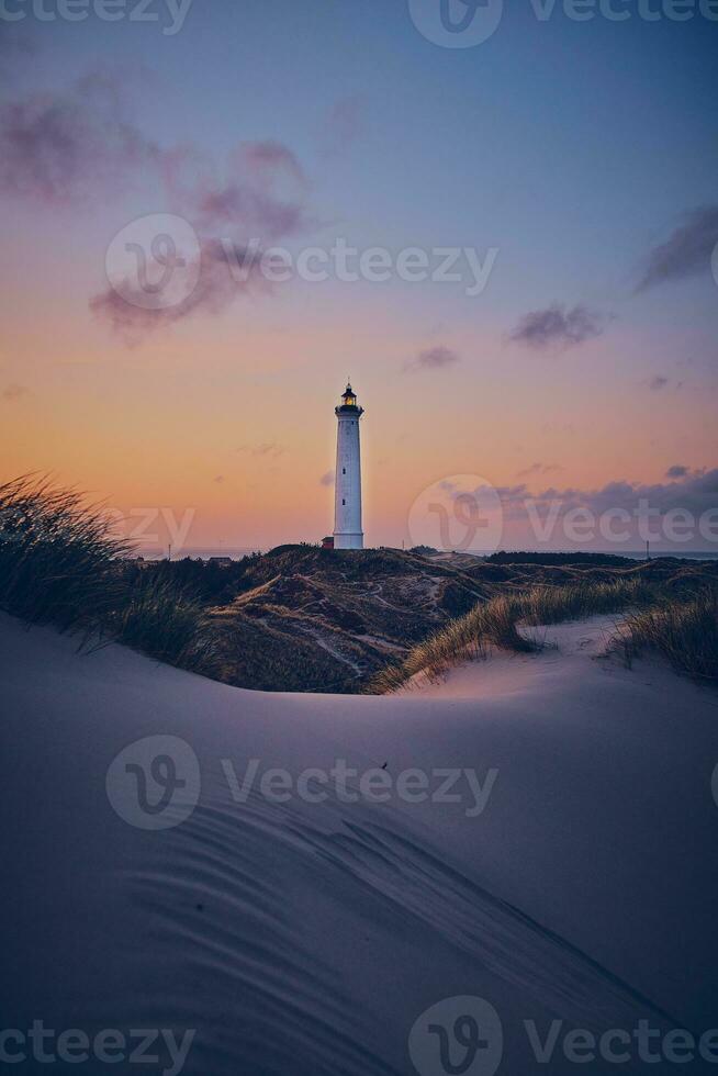 Leuchtturm lyngvig fyr beim das dänisch Norden Meer Küste foto