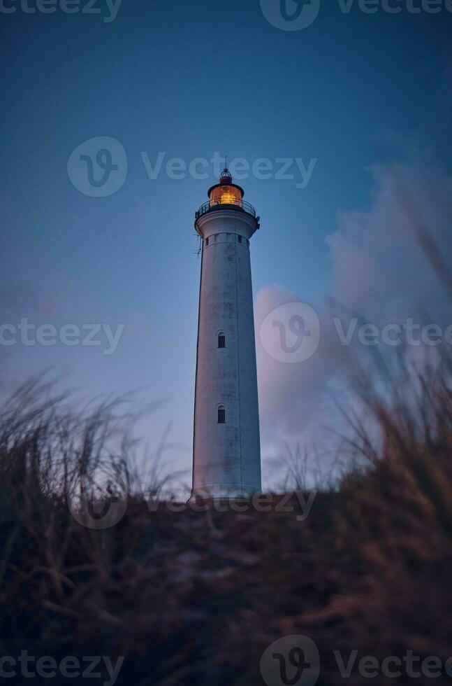 Leuchtturm im das früh Morgen Std im Sommer- foto