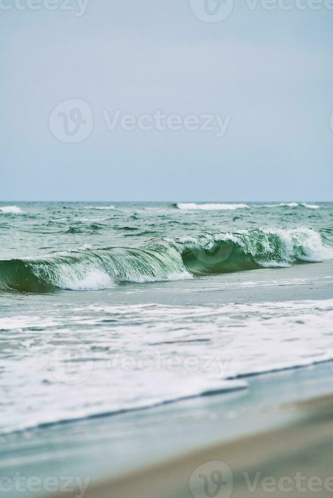 Wellen beim das Norden Meer Küste im Dänemark foto