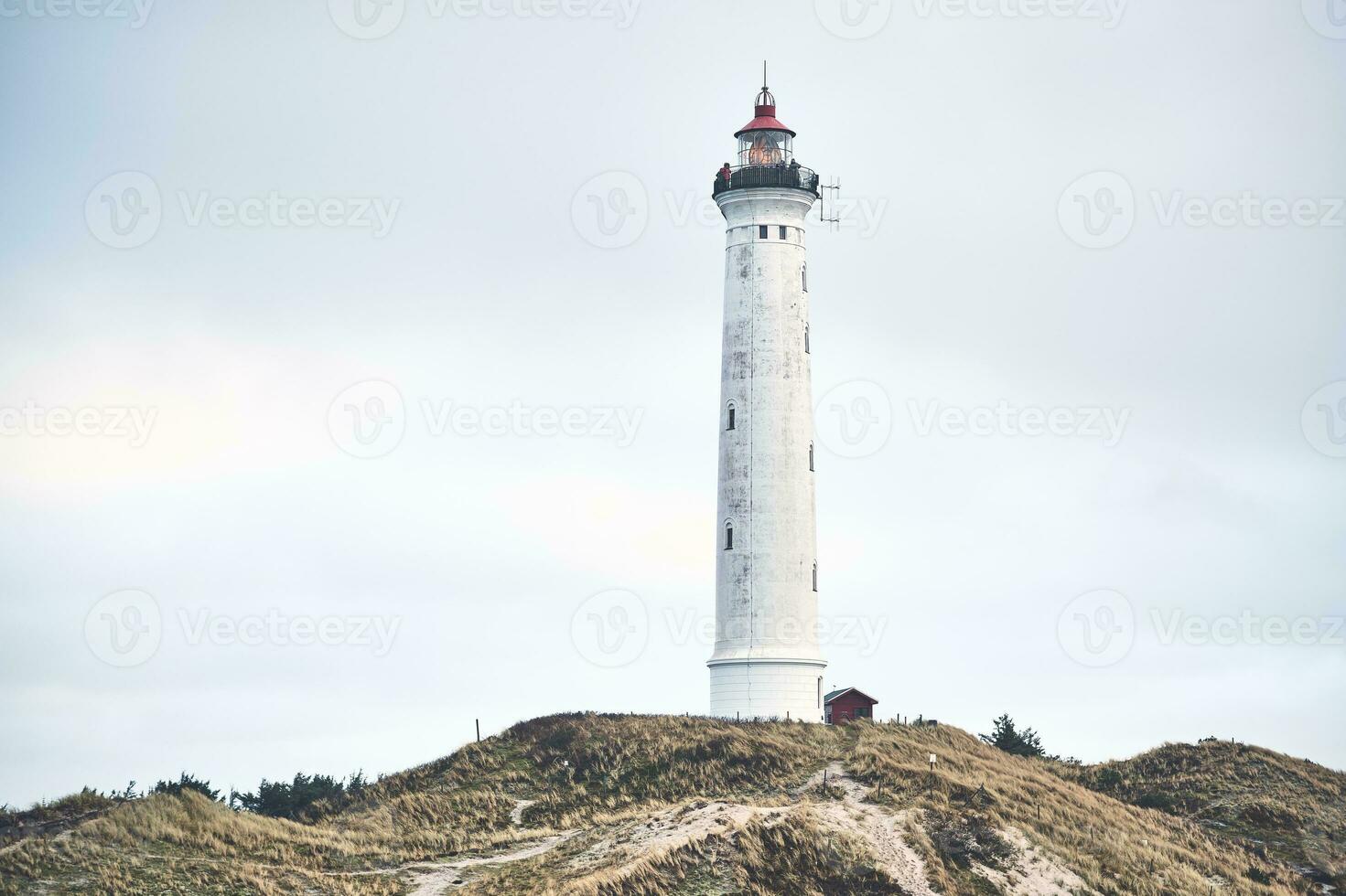 Leuchtturm lyngvig fyr beim dänisch Westen Küste im Winter foto